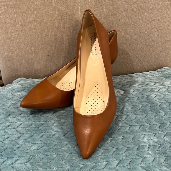 Beautiful camel colored Anne Marie 4flex technology pumps, NEVER WORN - Picture 1 of 5